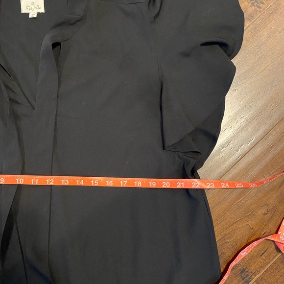 NWOT - Très Jolie knotted neck blouse with flutter sleeves - Picture 3 of 5